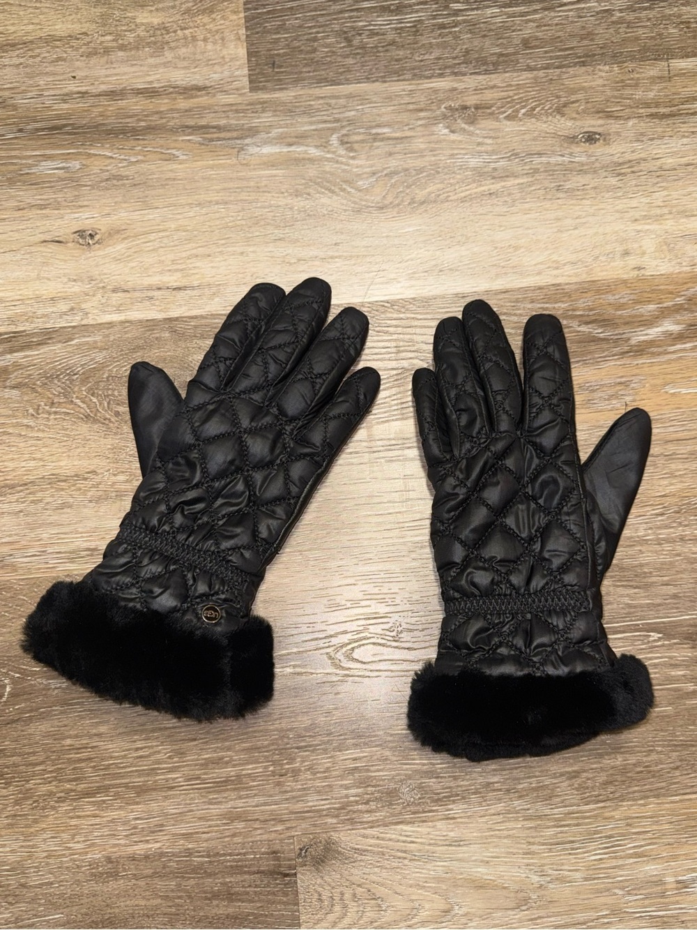 UGG quilted gloves